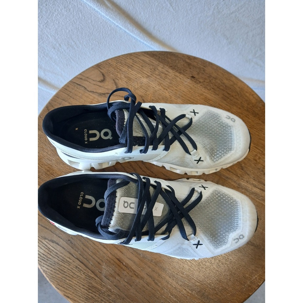 On Running Cloud women’s Running Shoes in White and Black sz 7 - Picture 6 of 9